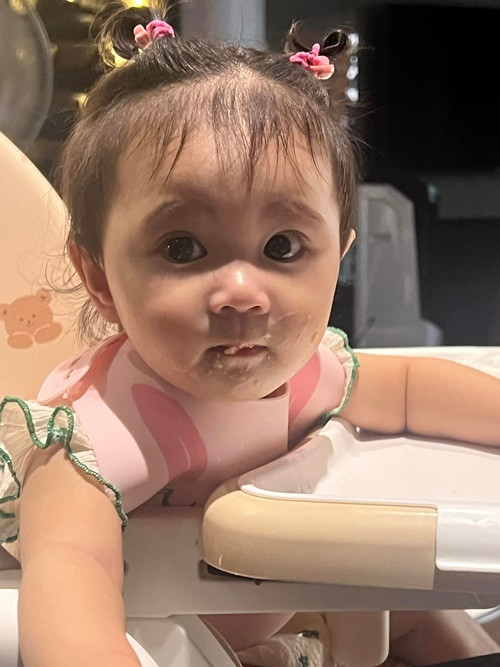 Bảo Anh chia sẻ hình ảnh con gái ăn dặm lúc 6 tháng tuổi.