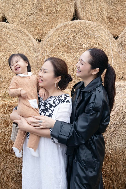 Bảo Anh đăng tải hình ảnh bên con gái và mẹ ruột vào Ngày của Mẹ. "Mối tình sâu đậm mãi không đổi thay. Biết ơn tất cả những gì đã đến trong hành trình sống này và cuối mỗi ngày xin chọn nụ cười phớ lớ của Misumi. Xin vinh danh những người mẹ", Bảo Anh viết.