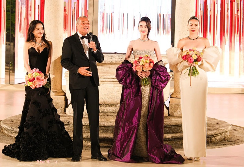 Hồ Ngọc Hà đọ sắc cùng Thư Kỳ và Mai Davika trên sân khấu.