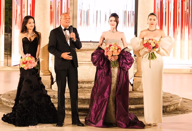 Hồ Ngọc Hà đọ sắc cùng Thư Kỳ và Mai Davika trên sân khấu.