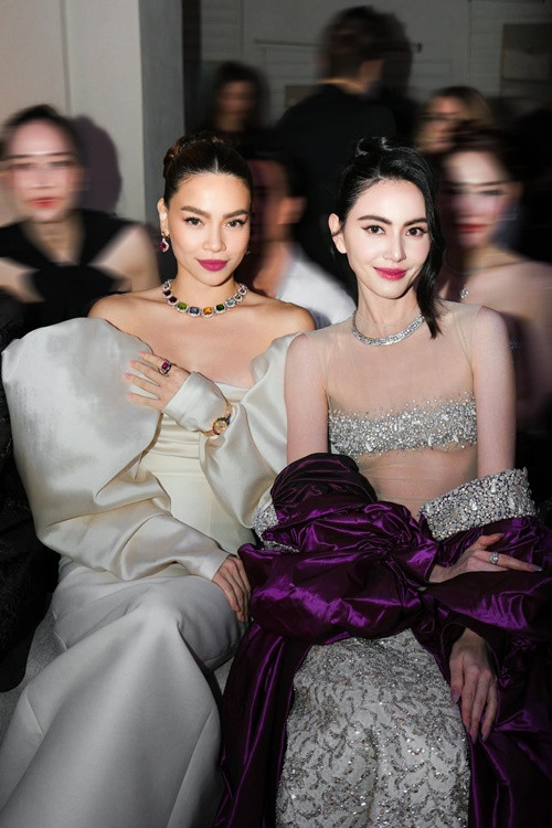 Tại sự kiện, Hồ Ngọc Hà hội ngộ Mai Davika. Nữ ca sĩ khen mỹ nhân Thái Lan luôn nổi bật và thân thiện.