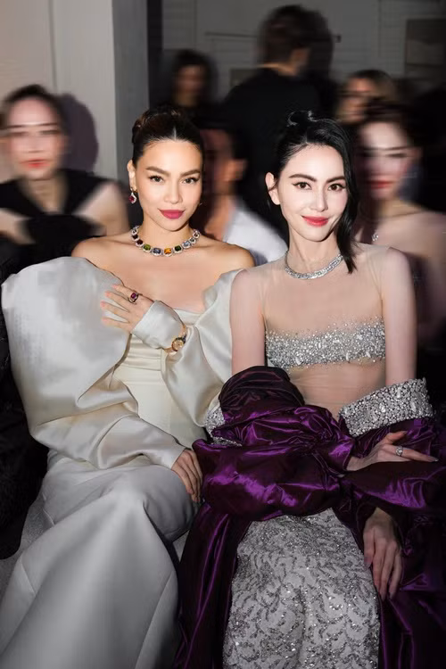 Tại sự kiện, Hồ Ngọc Hà hội ngộ Mai Davika. Nữ ca sĩ khen mỹ nhân Thái Lan luôn nổi bật và thân thiện.