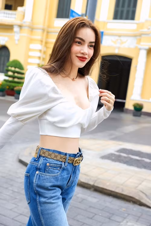 Bà mẹ ba con được nhiều thương hiệu thời trang quốc tế săn đón.