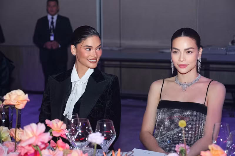 Pia Wurtzbach kém Hà Hồ 5 tuổi.
