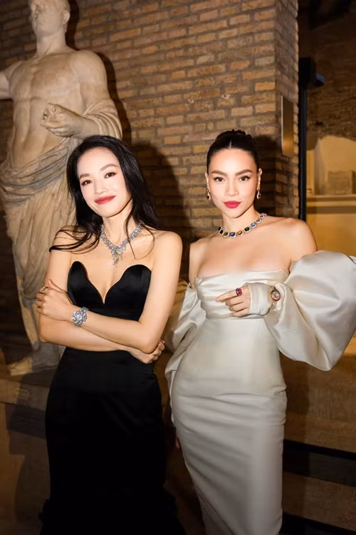 Hà Hồ khen Thư Kỳ "đẹp kinh khủng, trẻ dã man và ngọt ngào ngoài đời".