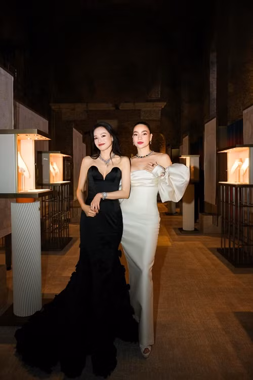 Loạt ảnh Hồ Ngọc Hà - Thư Kỳ đọ sắc khi cùng tham gia một sự kiện mới đây nhận được sự chú ý của nhiều khán giả.