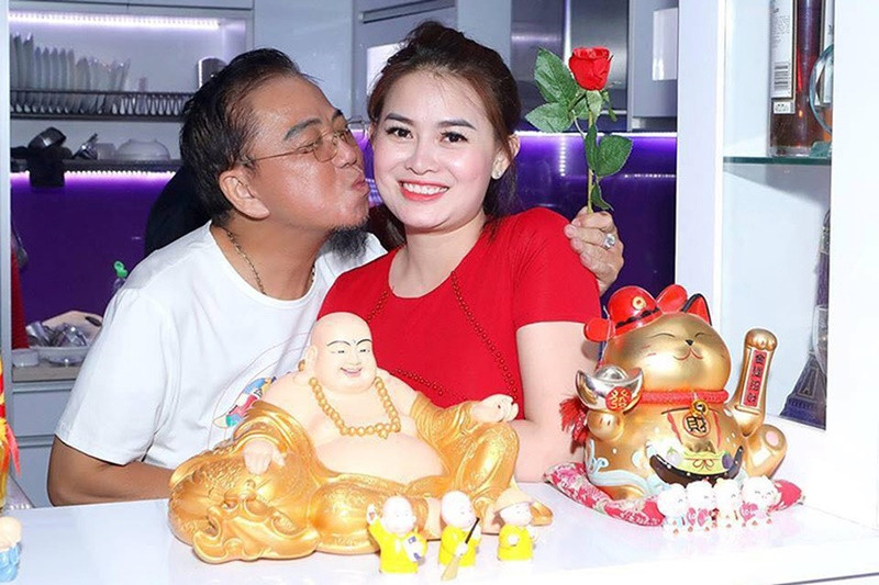 Kim Loan vẫn ở bên Hồng Tơ khi anh bị phạt 50 triệu đồng vì đánh bạc vào năm 2019. Ảnh: FBNV.