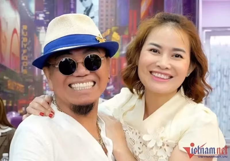 "Vợ chồng tôi cách biệt tuổi nên luôn cố gắng bù trừ cho nhau. Bản thân tôi đã trải qua đổ vỡ nên tôi biết mình cần làm gì. Đặc biệt, cô ấy biết cách chăm sóc chồng, lo cho tôi từng chút một. Tôi mong quãng đời còn lại có thể cùng bà xã sống một cuộc sống bình yên, cùng dạy dỗ con nên người", Hồng Tơ chia sẻ. Ảnh: Vietnamnet.