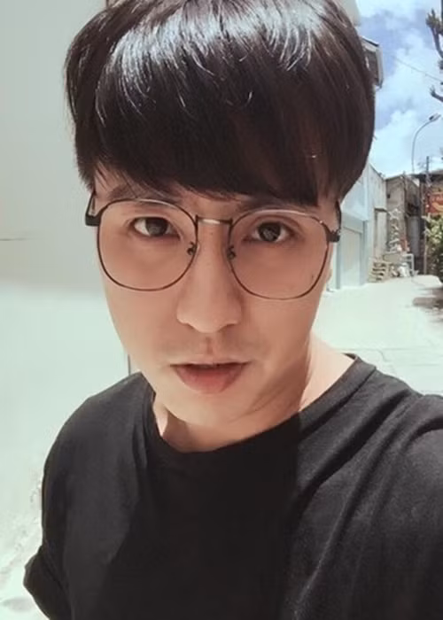 Theo Liêu Hưng, nhiều dự án trước Tăng Nhật Tuệ thường xuyên trả tiền chậm 3 - 4 tháng nhưng Tăng Nhật Tuệ vẫn trả lời và hứa hẹn trả. Lần này, khi nợ đã quá hạn hơn một tháng, Tăng Nhật Tuệ im hơi lặng tiếng. Giữa ồn ào, ông bầu Tăng Nhật Tuệ không có bất kỳ phản hồi nào. Ảnh: FBNV.