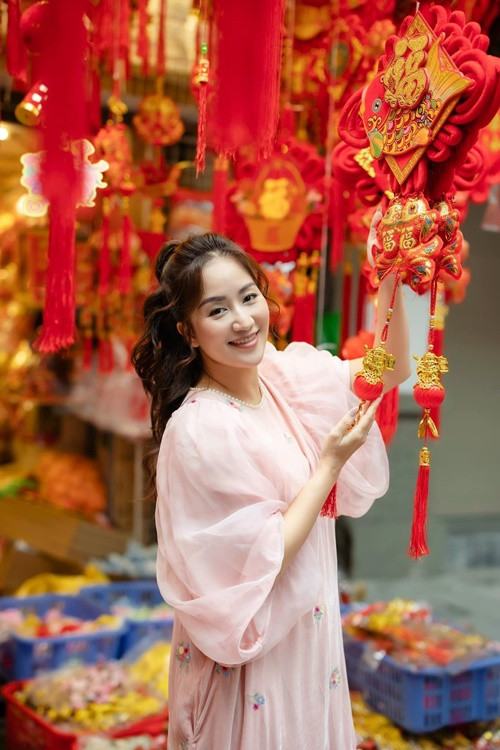 Khanh Thi va loat sao Viet cong khai doi no