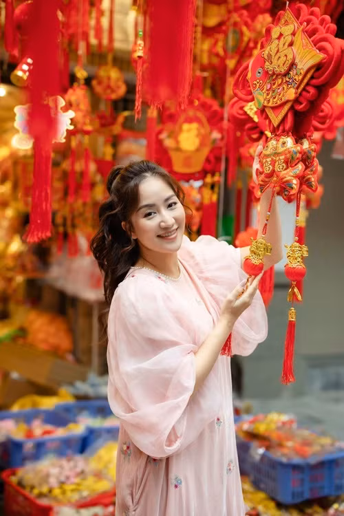 Khanh Thi va loat sao Viet cong khai doi no