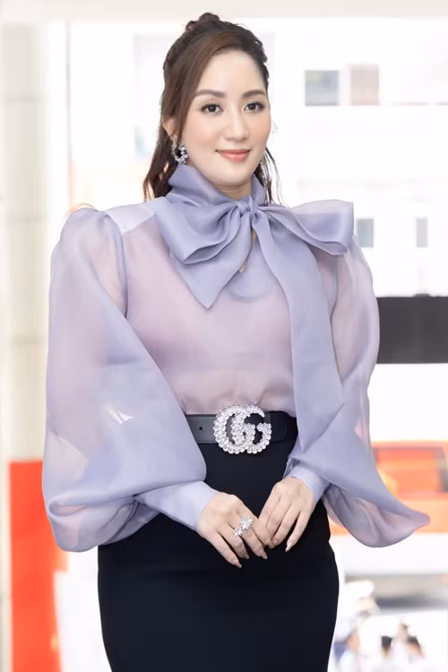 Khi Thủy Tiên và Thu Minh bị kéo vào ồn ào, nữ hoàng dancesport Khánh Thi khẳng định hai nữ ca sĩ này không phải là người vay mượn. Theo Khánh Thi, người vay mượn đã có hồi âm. Ảnh: FBNV.