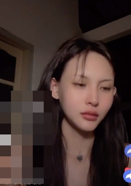 Giữa Lâm Minh, Decao và mẹ của Decao xảy ra xung đột trên bàn ăn. Theo Lâm Minh, trong bữa cơm tối, thức ăn để quá xa phía cô. Sau đó, Lâm Minh lên phòng ăn mì gói. Cô kể bản thân sau đó bị chồng và mẹ chồng đánh. Ảnh: Instagram.