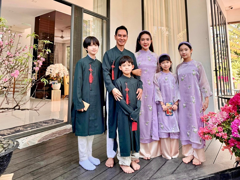 Vợ con Lý Hải cũng sống giản dị. Minh Hà chia sẻ, vợ chồng cô cho các con học trường công lập với mức học phí chỉ 1 triệu đồng một tháng.