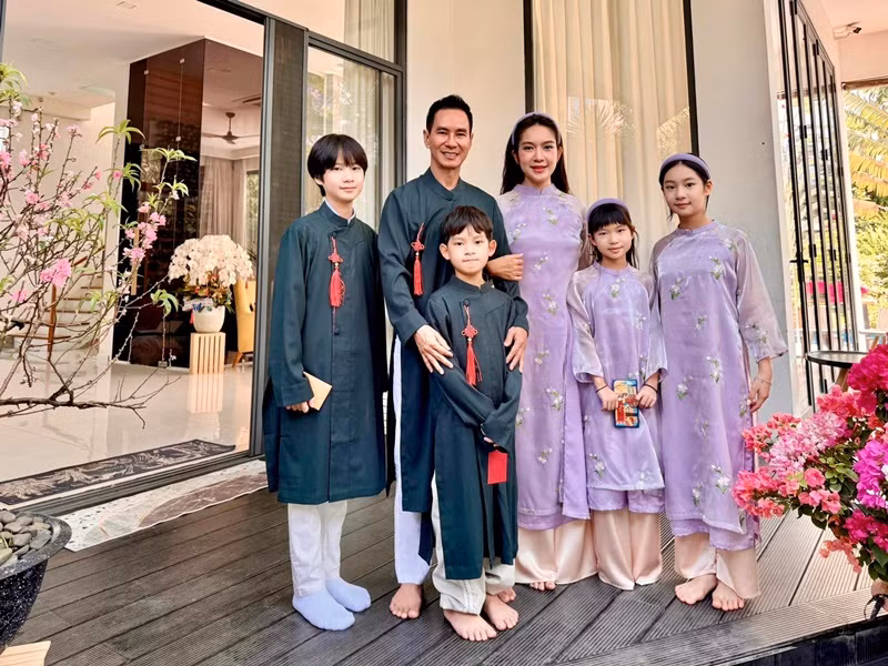 Vợ con Lý Hải cũng sống giản dị. Minh Hà chia sẻ, vợ chồng cô cho các con học trường công lập với mức học phí chỉ 1 triệu đồng một tháng.