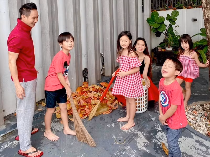 Ngoài ra, vợ Lý Hải mua đồ bình dân hoặc tự thiết kế quần áo cho các con. Minh Hà cho biết, cô thường săn hàng giảm giá mỗi dịp đi nước ngoài. Đôi lúc vợ chồng Lý Hải cho các con dùng đồ chơi, quần áo thay phiên nhau.