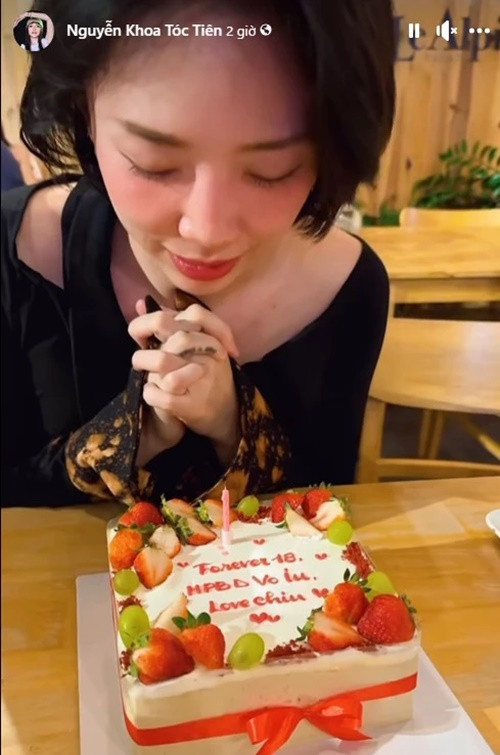 Hoàng Touliver tặng Tóc Tiên bánh sinh nhật nhân dịp nữ ca sĩ bước sang tuổi mới.