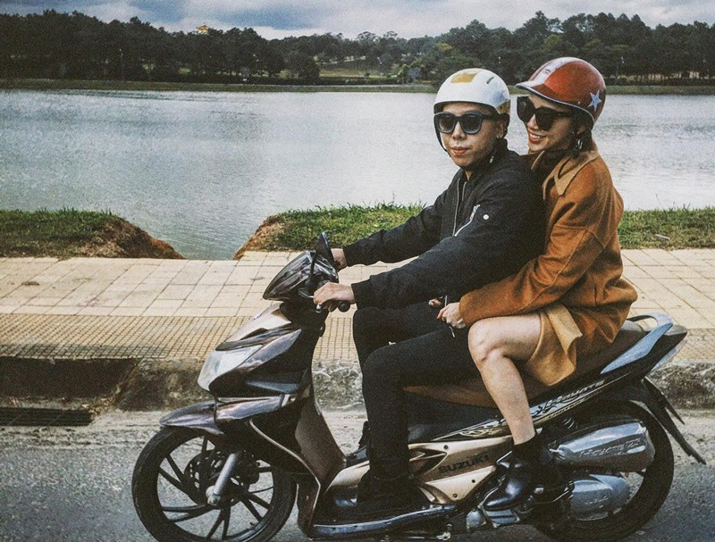 Vợ chồng Tóc Tiên lái xe máy đi du lịch.