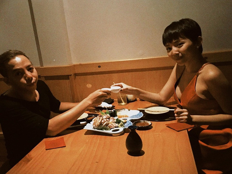 Tóc Tiên khoe chồng chia sẻ công việc nhà với cô, ủng hộ mọi điều cô thích như đi đóng phim, phong cách thời trang táo bạo.