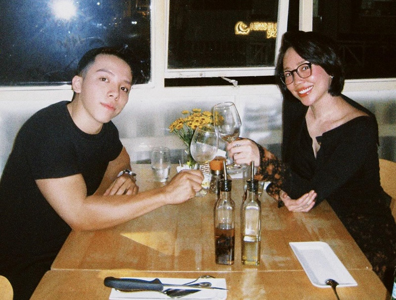 Nữ ca sĩ khéo chiều chồng. Khi Hoàng Touliver than thở thèm ăn cơm nhà, Tóc Tiên lập tức vào bếp nấu ăn.