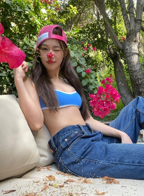 Ở đời thường, Pimtha chăm mặc hở eo.