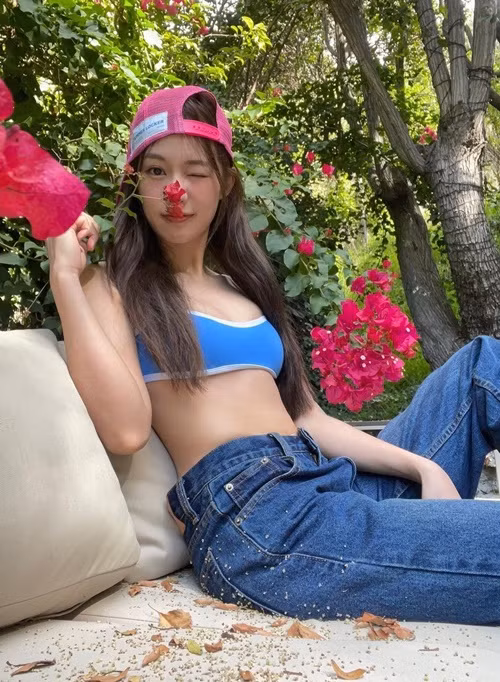 Ở đời thường, Pimtha chăm mặc hở eo.