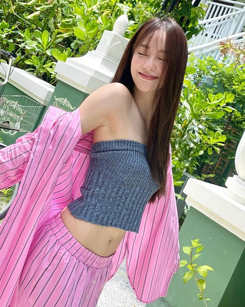 Hot girl sinh năm 1996 sở hữu vóc dáng thon gọn.