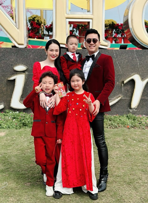 10 năm qua, Hương Baby sinh cho Tuấn Hưng 3 người con: 2 trai, 1 gái. Ảnh: FBNV.