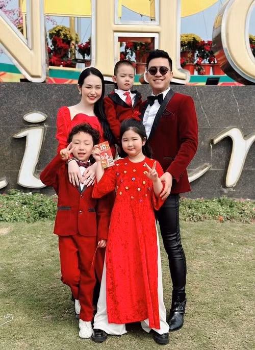 10 năm qua, Hương Baby sinh cho Tuấn Hưng 3 người con: 2 trai, 1 gái. Ảnh: FBNV.