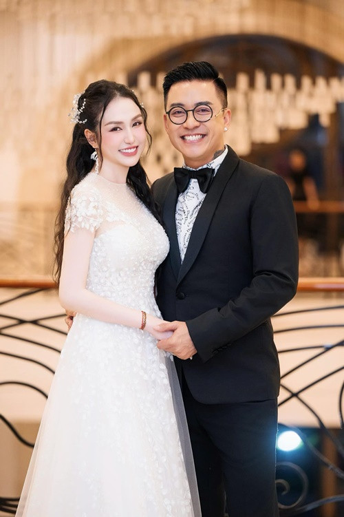 Hương Baby thử sức ở nhiều lĩnh vực kinh doanh. Trong sự nghiệp của mình, cô luôn được chồng hậu thuẫn và giúp đỡ. Ảnh: FBNV.