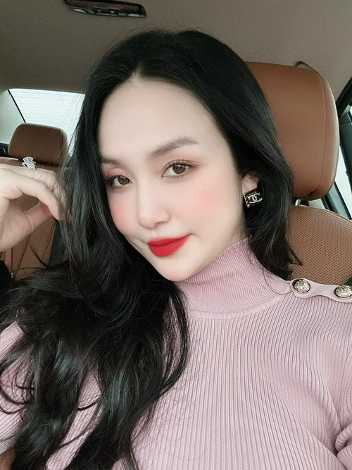 Còn Hương Baby bày tỏ: “Ủa, đóng MV thì có gì là sai trái mà sao nhiều người lại phải đào bới vậy ta? Có phải thích nhau hay người yêu gì đâu mà phải ngại để các bạn phải đâm chọc với chọc ngoáy chứ? Mình thấy chuyện đóng MV vậy là rất bình thường mà, vui mà. Vì thứ nhất thời điểm đó mình cũng chưa quen và lấy chồng mình. Thứ hai có bao giờ ai xấu mà được mời đi đóng MV không vậy. Giờ gia đình mình đang rất vui và hạnh phúc nên mong mọi người hãy tích cực và cùng vui vẻ lên để lan tỏa những điều tích cực nhé”. Ảnh: FBNV.