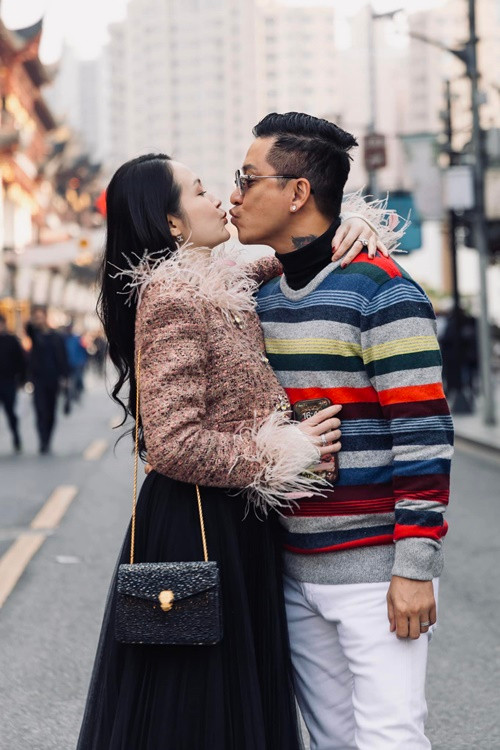 Tuấn Hưng cho biết: “Ngày đó tôi chưa quen vợ tôi nên quá khứ đó tôi cũng không rõ. Chả biết anh Mạnh có hôn hay có gì với vợ tôi không. Tôi cũng không biết và không nặng nề vì đó là chuyện trước khi yêu và cưới tôi. Nói thế cho nó vuông. Tôi chỉ quan tâm là khi yêu và cưới tôi thì cô ấy hoàn toàn thuộc về tôi và chúng tôi hạnh phúc với cuộc sống hiện tại. Yêu và sống với hiện tại, cho cả tương lai”. Ảnh: FBNV.