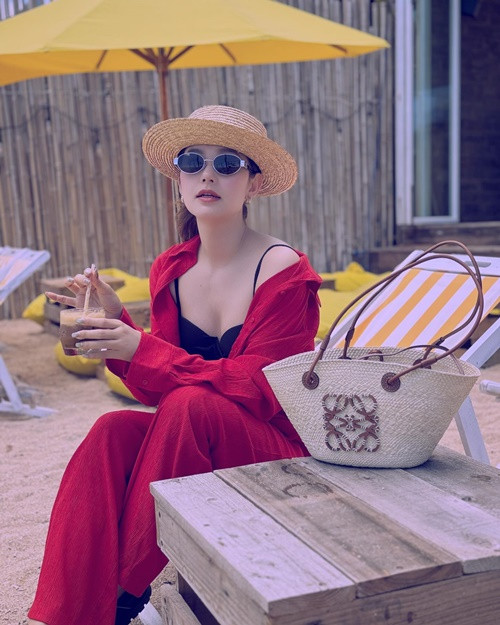 "Tôi có nói với anh: "Yêu nhau 8 năm mình không có vấn đề gì xảy ra cả nhưng 8 tháng qua có rất nhiều chuyện, nó bù cho 8 năm vừa rồi", Minh Hằng cho biết. Theo nữ ca sĩ, mâu thuẫn chủ yếu đến từ việc con cái. Minh Hằng muốn dành hết thời gian cho con trai và đòi hỏi chồng cũng như vậy nên chồng hơi áp lực.