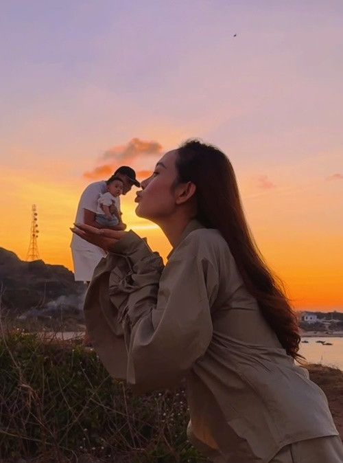 Nữ ca sĩ Minh Hằng vừa tận hưởng kỳ nghỉ dưỡng ở đảo Phú Quý cùng chồng doanh nhân và con trai. Trong ảnh, giọng ca sinh năm 1987 tinh nghịch hôn chồng con trong cảnh hoàng hôn.