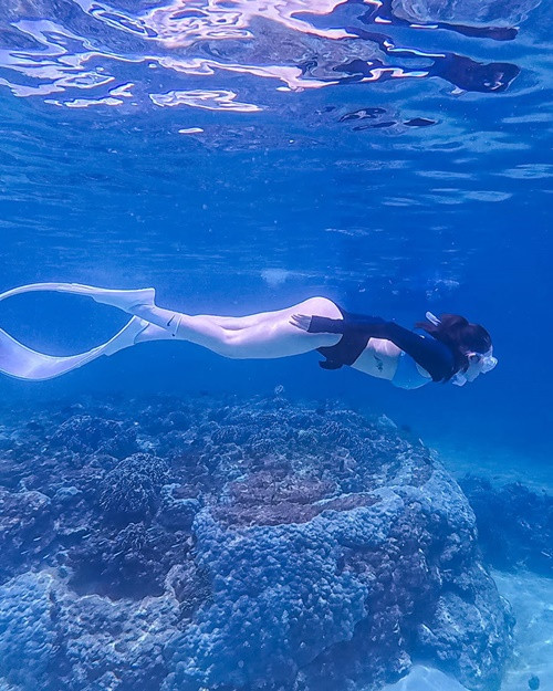 Đến hòn đảo xinh đẹp, Minh Hằng còn lặn tự do.