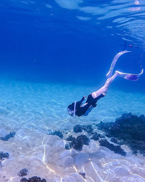 Cô lặn ngắm san hô trong chuyến đi.