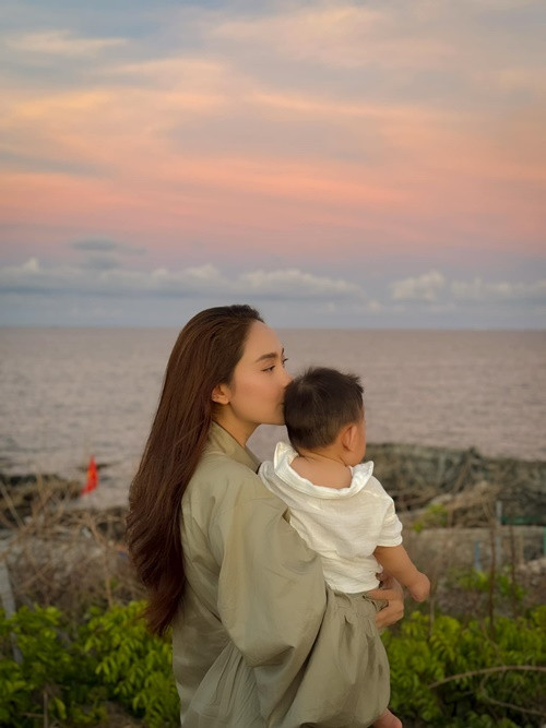 Gia đình nhỏ của Minh Hằng ngắm hoàng hôn.