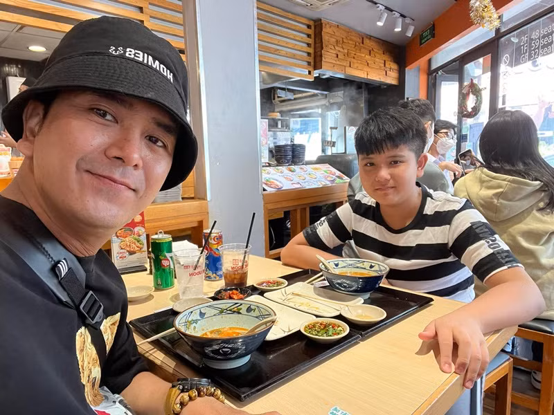 Hùng Thuận và con trai từng tham gia chương trình Bố ơi! Mình đi đâu thế năm 2015. Ảnh: FBNV.