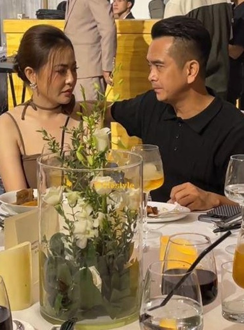 Bạn gái Hùng Thuận mặc gợi cảm trong đám cưới. Ảnh: Người Đưa Tin.