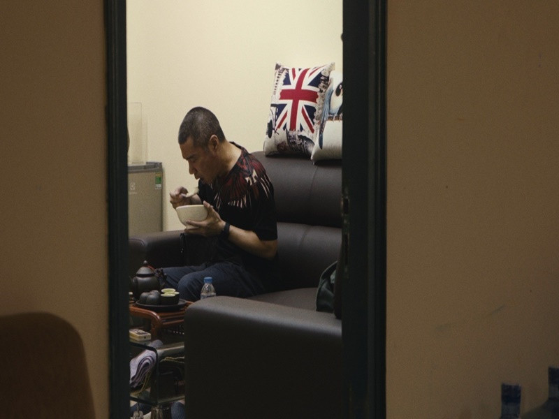 Theo Tiền Phong, trong phim, con gái Công Lý là người dẫn truyện. Cô mô phỏng lại từng giai đoạn, biến cố cuộc đời của bố qua góc nhìn của mình. Công Lý không đồng ý khi được con gái đề nghị đóng phim. Vì vậy, Thục Anh bí mật thực hiện dự án. Ảnh: Tiền Phong.