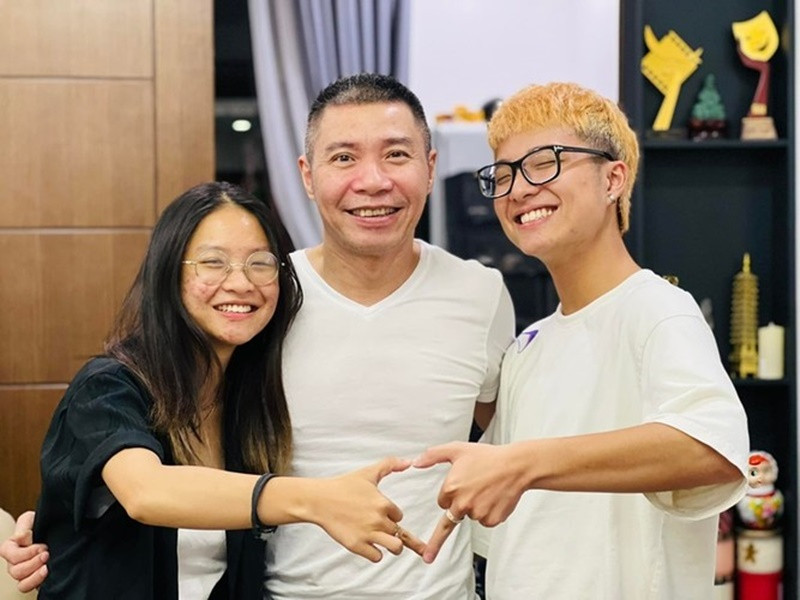 Sau khi tốt nghiệp Đại học Sân khấu Điện ảnh Hà Nội, Thục Anh muốn học thạc sĩ. "Khi tôi bày tỏ ý định học thạc sĩ, bố bảo có khó khăn gì cứ chia sẻ. Lúc nói chuyện phải nộp học phí, bố đã hỗ trợ tôi một phần nhỏ", Thục Anh chia sẻ. Ảnh: FBNV.