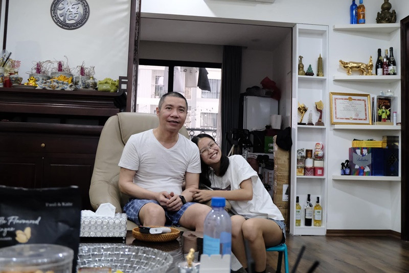 Thục Anh tự nhận mình giống bố nhiều hơn mẹ vì là người tình cảm, dễ khóc, sống vì mọi người, bạn bè nhiều hơn bản thân mình. Ảnh: FBNV.