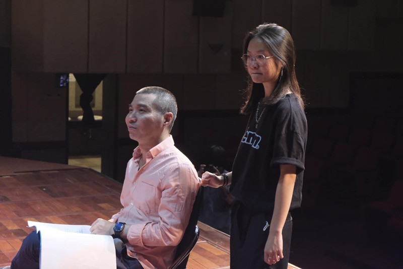 Mở đầu phim, Thục Anh cho biết, cô sống cùng mẹ, chỉ thường gặp bố trên tivi sau khi bố mẹ ly hôn. Khi chứng kiến bố có hạnh phúc mới, Thục Anh cảm giác bị lãng quên nên từng ghét bố. Tuy nhiên, càng lớn, Thục Anh càng hiểu bố. Ảnh: FBNV.