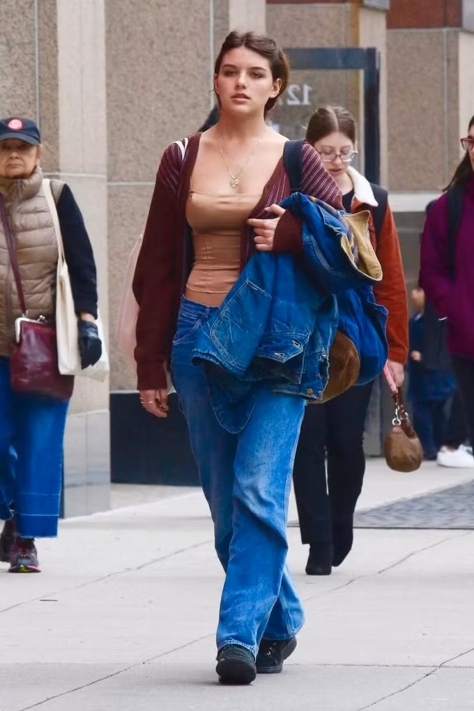 Người ta thấy Suri Cruise vui vẻ bên mẹ, ăn vận bình thường không hề váy áo bồng bềnh. Người ta cũng thấy Shiloh ăn diện giản đơn đi ngoài phố cùng mẹ và các anh chị em trong nhà. Không có bố bên cạnh, lũ trẻ học cách sống tận hưởng mỗi ngày theo cách mà những đứa trẻ bình thường. Tom Cruise dường như vắng mặt hoàn toàn trong cuộc đời của cô bé Suri. Sau nhiều năm, có lẽ Suri cũng quên mất rốt cuộc mình cũng có một người bố.