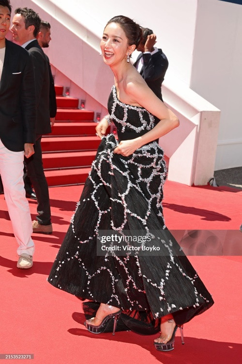 Đồng Lệ Á dự thảm đỏ Cannes ngày thứ 5. Trong ngày đầu tiên tham dự sự kiện, cô bị ban tổ chức nhắc nhở vì tạo dáng quá lâu. Ảnh: Getty Images.