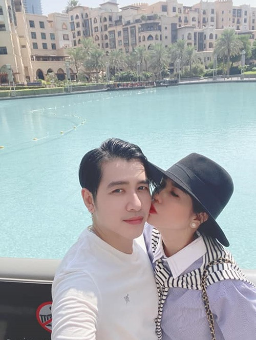 Chị gái Ngọc Trinh và chồng trẻ vẫn mặn nồng như ngày mới yêu.