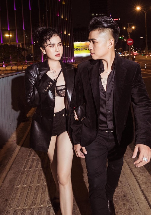 Chị gái Ngọc Trinh mặc mốt hở nội y khi xuống phố cùng chồng trẻ.