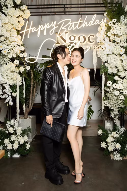 Ngọc Bích và Tiêu Quang làm đám cưới vào năm 2018 sau 1 năm công khai hẹn hò. Cuối năm 2019, chị gái của Ngọc Trinh hạ sinh con gái thứ ba.