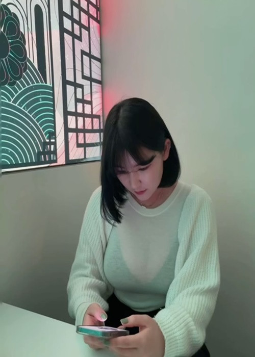 Thềm ngực lấp ló của hot girl người Hàn Quốc khiến người đối diện phải ngượng đỏ mặt.