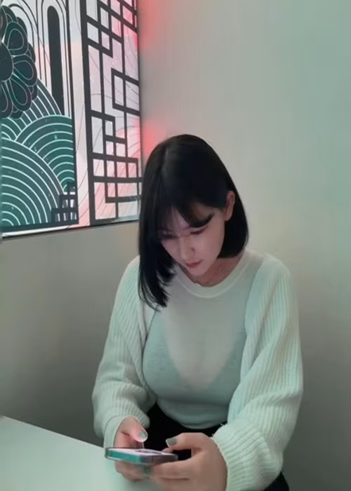 Thềm ngực lấp ló của hot girl người Hàn Quốc khiến người đối diện phải ngượng đỏ mặt.